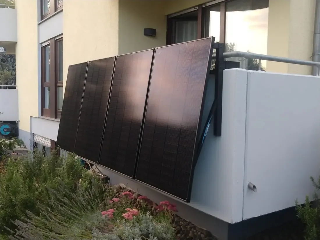 Сонячні панелі Sunshare на сучасному балконі